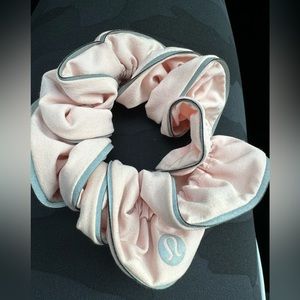Lululemon hair tie pink